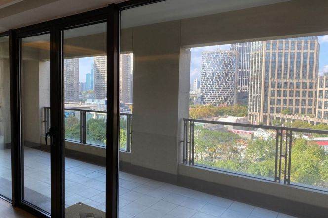 Morden 4brs with floor heating and balcony in Xintiandi