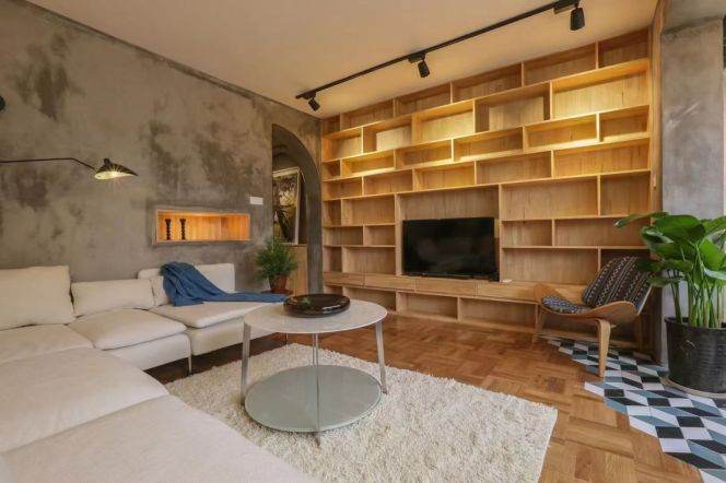 Bright 2br/1bt Apt in middle Huaihai Road