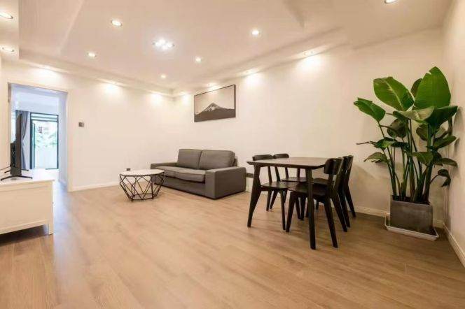 Nice 2Br+Balcony @ L1/10/12 Shanxi rd station