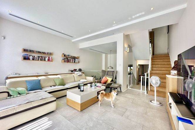 Villa 3 Brs, 2 Baths with Yard & Terrace, 300 sqm @ Jiuting Station L9