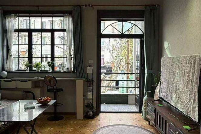 Jing’an Cool Loft 1Br/2Lr/1Bt+Lovely Patio Close to L2/12/13 West Nanjing Rd Station 