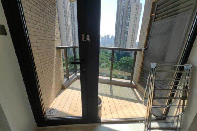 Loft one bedroom service apt 2mins to Langao Rd,free for gym & Wifi