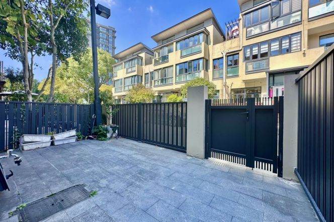 Villa 3 Brs, 2 Baths with Yard & Terrace, 300 sqm @ Jiuting Station L9