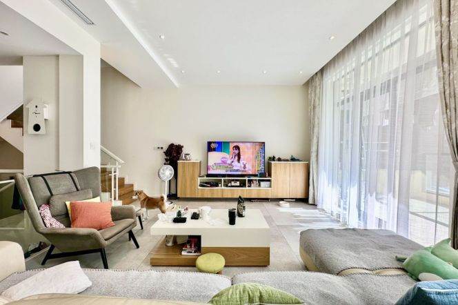 Villa 3 Brs, 2 Baths with Yard & Terrace, 300 sqm @ Jiuting Station L9