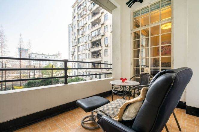 Big Apt with Riverview Balcony in Embankment Apts