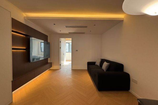 Newly Renovated Modern1Br/2Lr/1Bt Close L2/12/13 WestNanjing Rd Station 