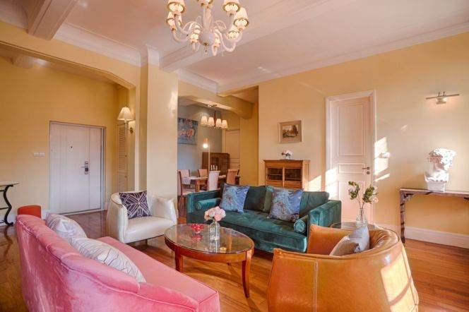 Big Apt with Riverview Balcony in Embankment Apts