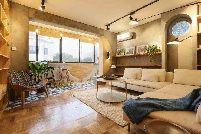 Bright 2br/1bt Apt in middle Huaihai Road