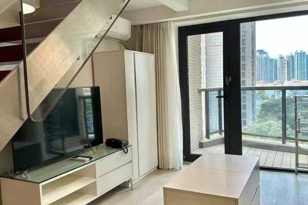 Loft one bedroom service apt 2mins to Langao Rd,free for gym & Wifi