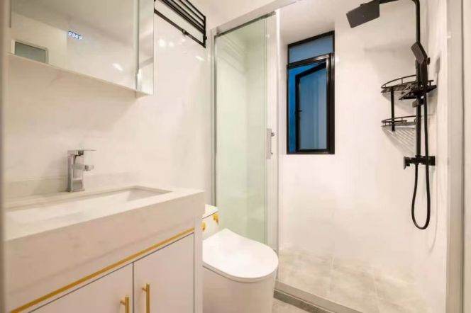 Nice 2Br+Balcony @ L1/10/12 Shanxi rd station