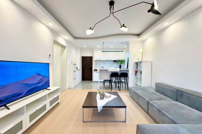 Spacious 2brs 2lrs 2bathrooms elevator Nr L2/11 jiangsu rd sta