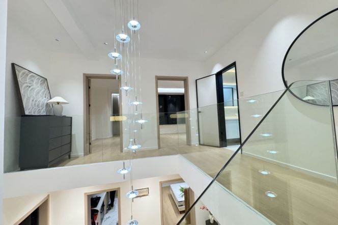 Morden 3brs plus 1 with balcony beside Century Park 