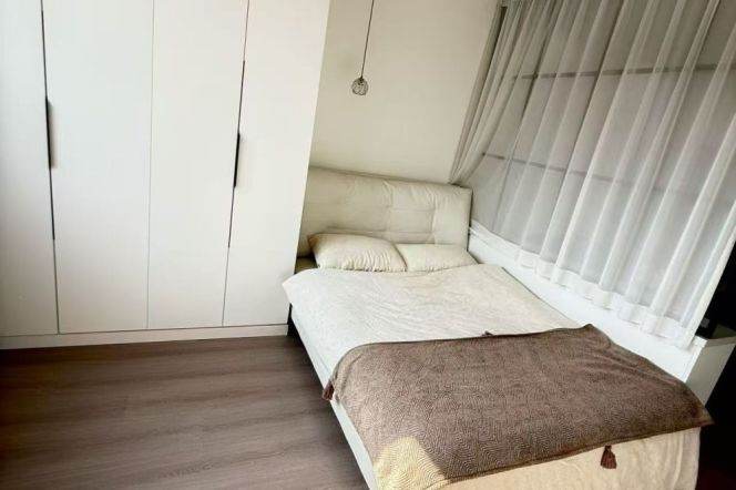 Furnished 1bd w/ elevator-line 10