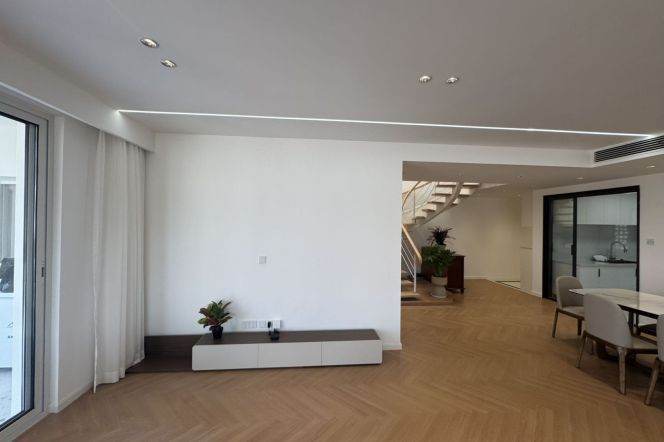 Penthouse 4br+1/4bt@ Longxi rd line 10 with huge private terrace 350sqm 