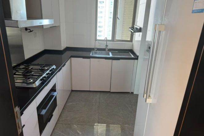 Morden 3brs with floor heating and blacony in Jing an temple area