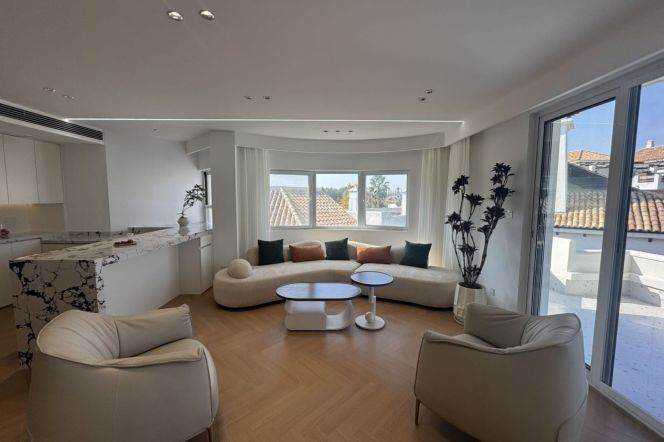 Penthouse 4br+1/4bt@ Longxi rd line 10 with huge private terrace 350sqm 