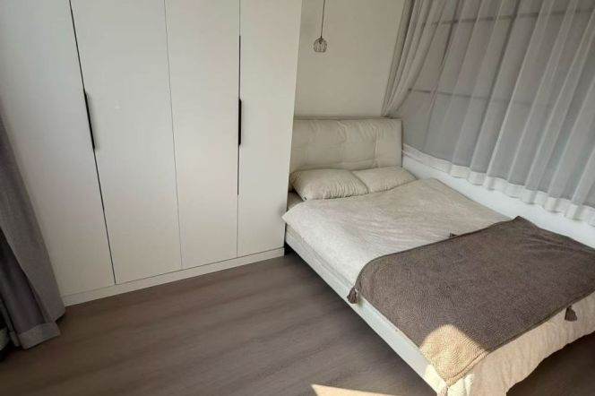 Furnished 1bd w/ elevator-line 10