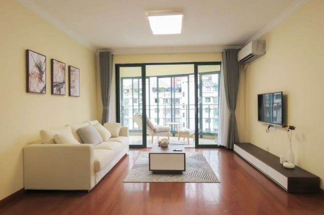 High-rise big 2br Flat close to the Bund