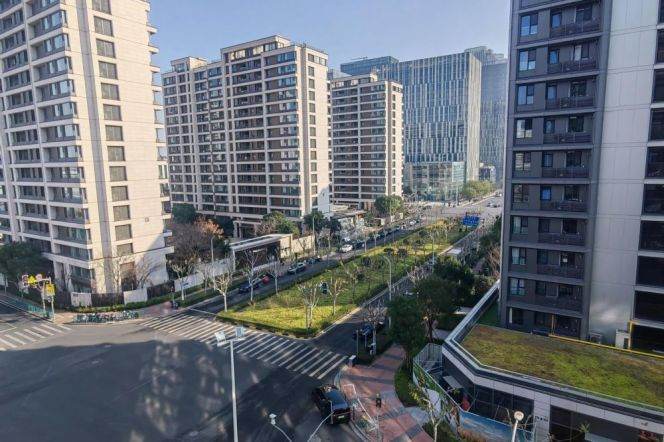 Modern compound 3 br with floor heating+ Oven+Dishwash,near L 6/8/11 