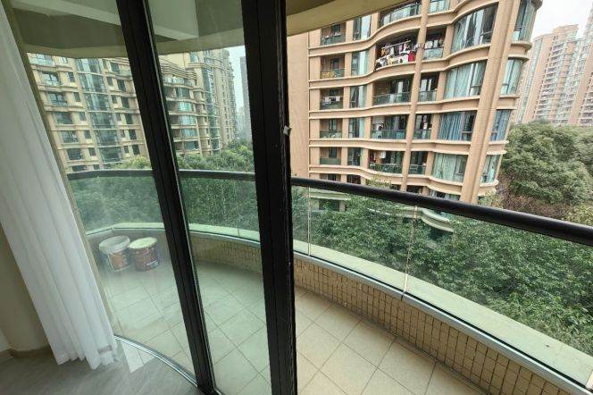 Morden 4brs with balcony and floor heating    beside the biggest park in Shanghai