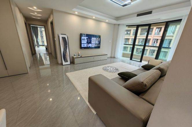 Morden 4brs with balcony and floor heating    beside the biggest park in Shanghai