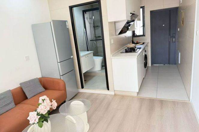 Furnished 1bd w/ elevator-line 10