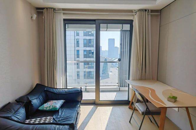 Modern 1 br with big balcony+River view,easy to NYU shanghai+Wellington shanghai