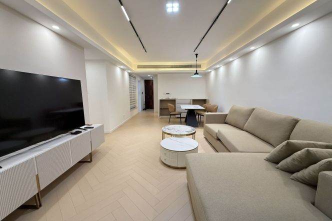 new 2brs floor heating nice balcony in Gubei pedestrain street and line 10,15 