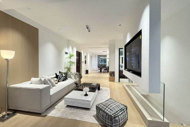 Morden 5brs with balcony belong to Lujiazui CBD