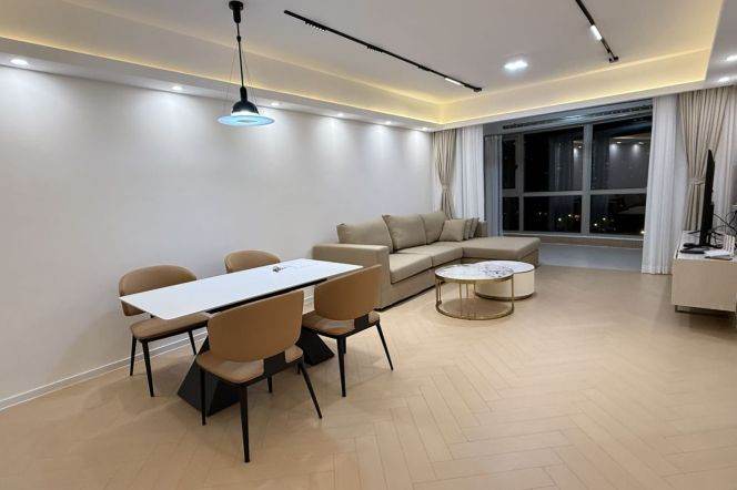 new 2brs floor heating nice balcony in Gubei pedestrain street and line 10,15 