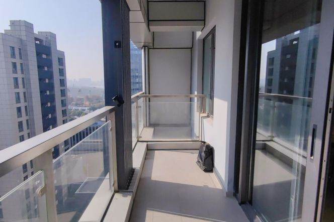 Modern 1 br with big balcony+River view,easy to NYU shanghai+Wellington shanghai