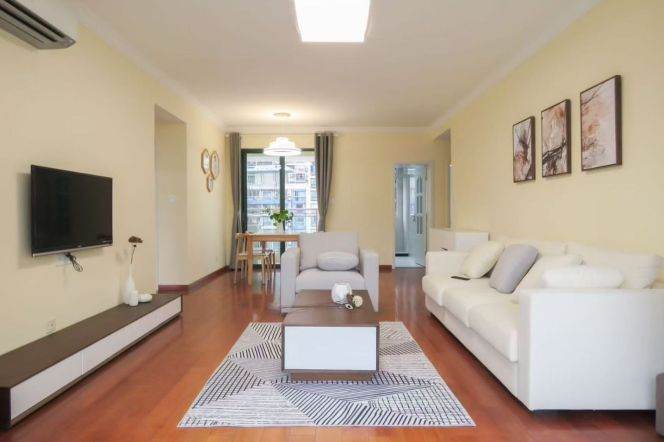 High-rise big 2br Flat close to the Bund