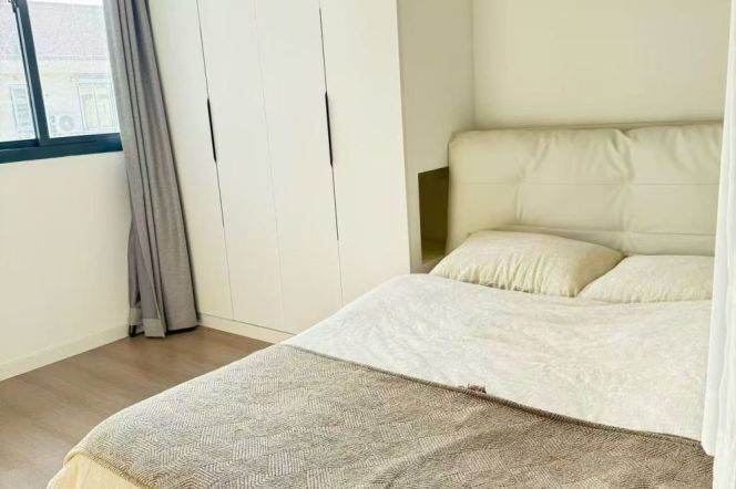 Furnished 1bd w/ elevator-line 10