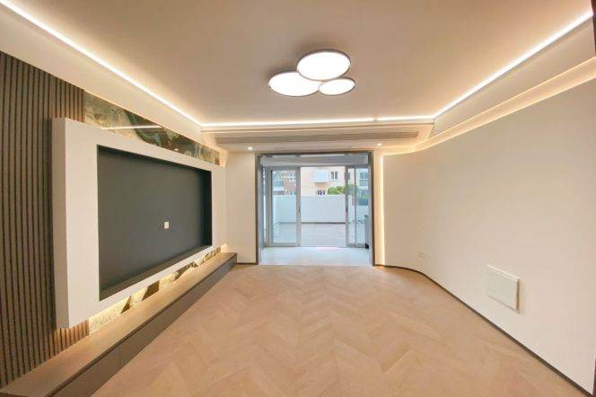 Spacious and bright 3Br/2bt@Zhongshan park with large private terrace 