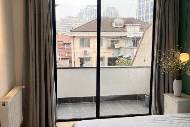 Comfy Apt. w. Outdoor balcony Near line 9 