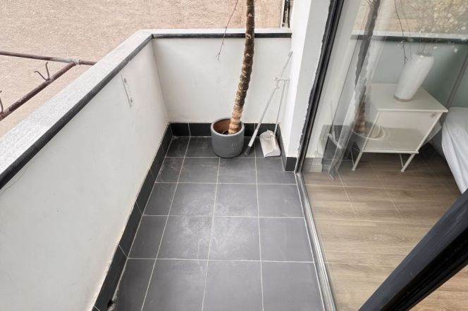 Comfy Apt. w. Outdoor balcony Near line 9 