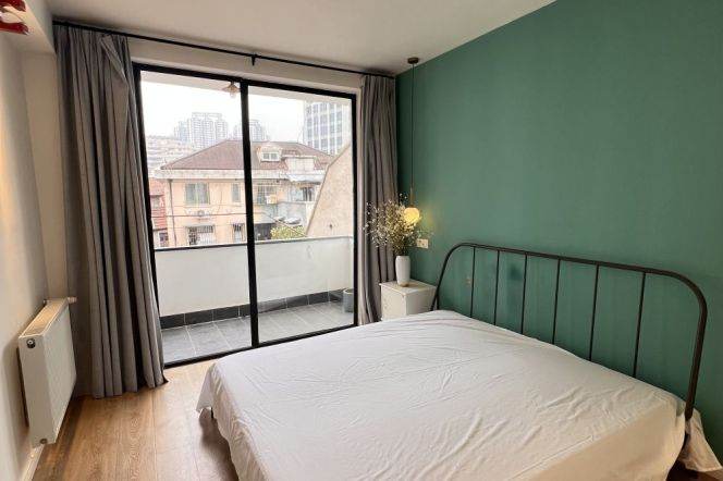 Comfy Apt. w. Outdoor balcony Near line 9 