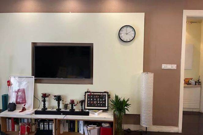 Looking for a nice roommate in a 2-bedrooms apartment in Jingan area