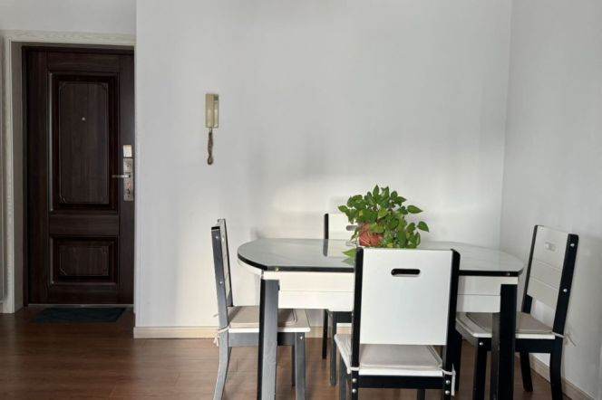 2 Brs, 1 Living room, 90 sqm @ West Nanjing rd station L2,12&13