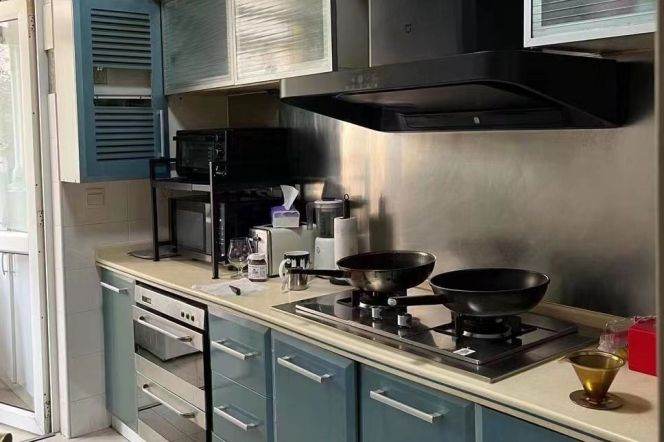 Looking for a nice roommate in a 2-bedrooms apartment in Jingan area