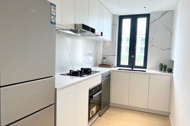 Spacious and bright 3Br+1/2bt@Hengshan rd 138sqm floor heating and balcony