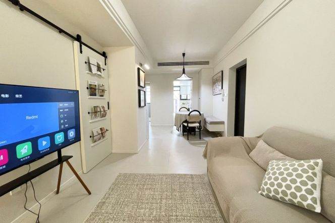 Spacious and bright 2br/1bt@Longyang rd with sunny private garden