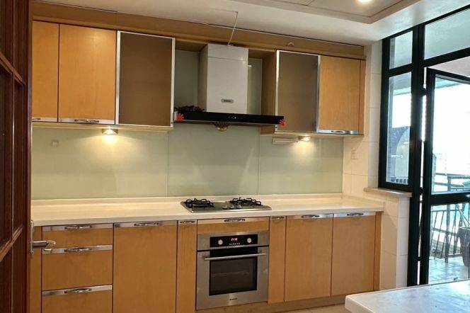 Morden 4brs with river view and balcony in Luiazui