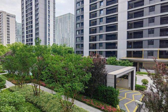 Modern & Popular compound 2 br with floor heating ,easy to NYU .L 6/8/11