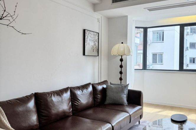 Big 2Br +elevator+balcony 110Sqm /Caoyang rd &Wuning rd Metro L3&4&14