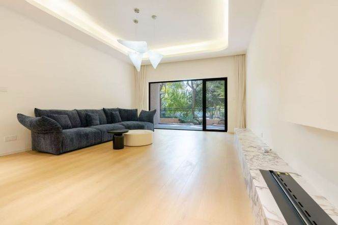 Big garden,4Br,3baths,lujiazui,new deco ,heating ,open kitchen,