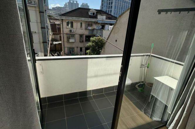 Nice Balcony Apt in old downtown