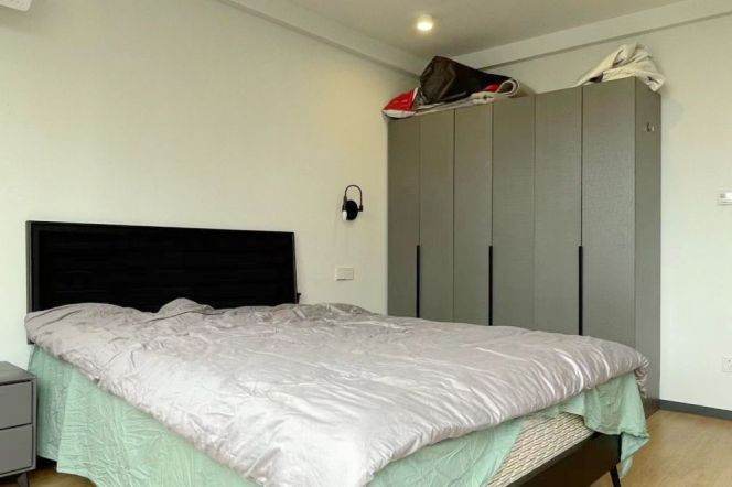 Spacious&Modern Elevator 1Bdr 1Bath Apt+L1/7 Heng Shan Rd+Great Location+Large Balcony