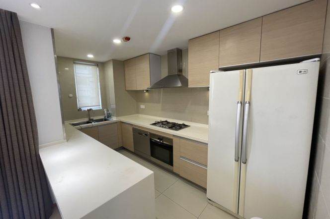 modern good quality 3brs floor heating balcony near west nan jing road line 2,12,13 TaikooHui