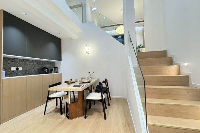 Newly Renovated 3+1BR 3BA Duplex 175㎡ in Lianyang Community